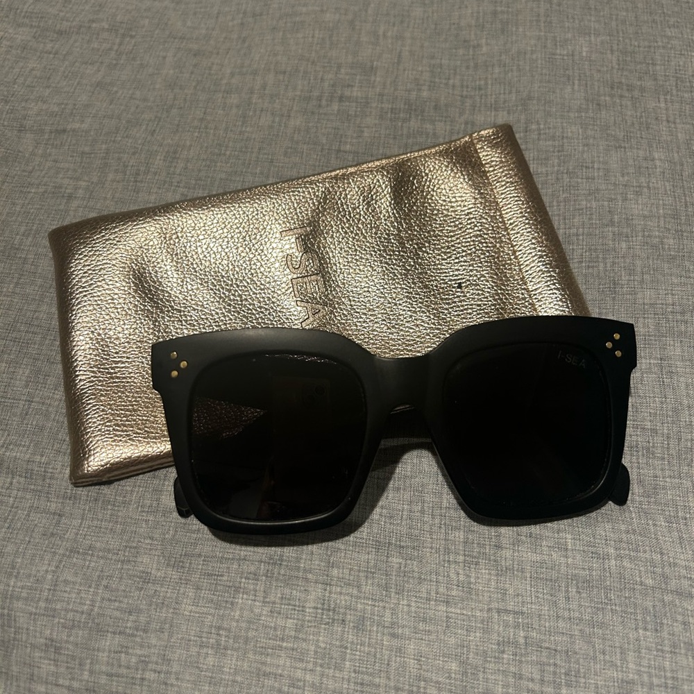 I SEA avery Black Square Sunglasses with Gold Case